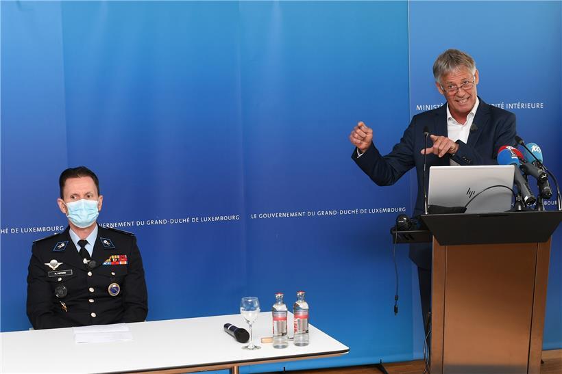 Freuen sich ebenfalls aufs EM-Finale: Polizeiminister Henri Kox (rechts) und Polizeidirektor Pascal Peters („Police administrative“) 
