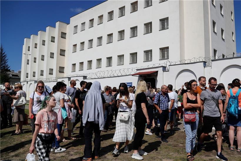 Freunde und Verwandte von Demonstranten, die bei den Protesten nach den Präsidentschaftswahlen in Belarus festgenommen worden sind, stehen vor einem Gefängnis in Minsk
