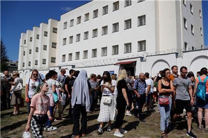 Freunde und Verwandte von Demonstranten, die bei den Protesten nach den Präsidentschaftswahlen in Belarus festgenommen worden sind, stehen vor einem Gefängnis in Minsk
