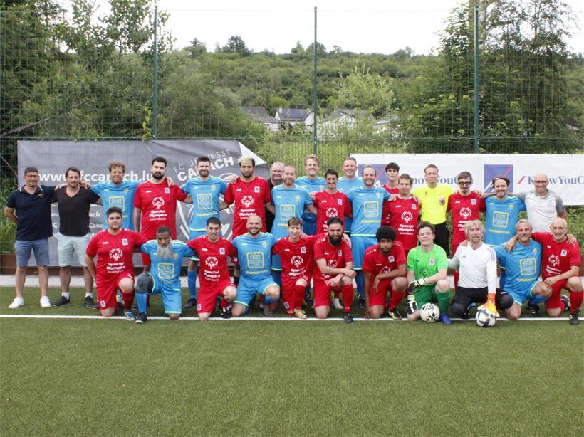 Altherrenmannschaft FC Jeunesse Canach im Freundschaftsspiel gegen Special Olympics Lëtzebuerg auf dem Fußballfeld