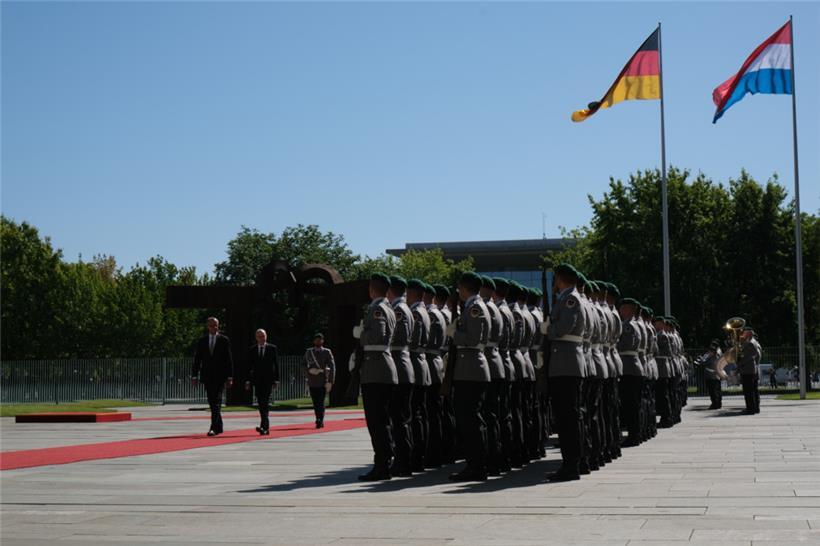 Frieden und Merz bei der Abnahme der Ehrenformation der Bundeswehr
