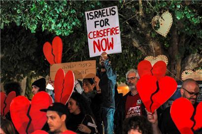 Friedensaktivisten während einer Protestveranstaltung auf dem Habima-Platz in Tel Aviv

