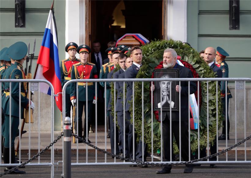 Friedensnobelpreisträger und Chefredakteur Muratow hatte am Samstag bei der Trauerfeier für Michail Gorbatschow die Prozession angeführt – jetzt wurde ihm die Drucklizenz entzogen
