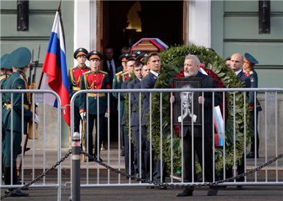 Friedensnobelpreisträger und Chefredakteur Muratow hatte am Samstag bei der Trauerfeier für Michail Gorbatschow die Prozession angeführt – jetzt wurde ihm die Drucklizenz entzogen

