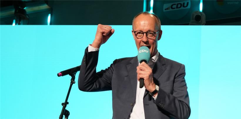 Friedrich Merz (CDU), Parteivorsitzender und Kanzlerkandidat, steht während der Wahlparty im Konrad-Adenauer-Haus auf der Bühne
