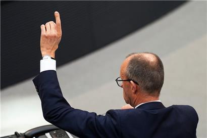 Friedrich Merz, CDU/CSU Fraktionsvorsitzender und Bundesvorsitzender, stimmt über einen Antrag ab in der 214. Plenarsitzung der 20. Legislaturperiode im Deutschen Bundestag
