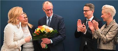 Friedrich Merz (M.) wurde auch am Montag von den Seinen gefeiert: (v.l.) den Präsidiumsmitgliedern Julia Klöckner und Christina Stumpp, CDU-Generalsekretär Carsten Linnemann und Silvia Breher
