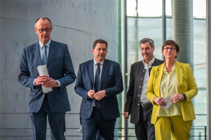 Friedrich Merz, Unions-Kanzlerkandidat und CDU-Bundesvorsitzender, Lars Klingbeil, SPD-Bundesvorsitzender und SPD-Fraktionsvorsitzender, Markus Söder (CSU), Ministerpräsident von Bayern und CSU-Vorsitzender, sowie Saskia Esken, SPD-Bundesvorsitzende nach ersten Sondierungsgesprächen
