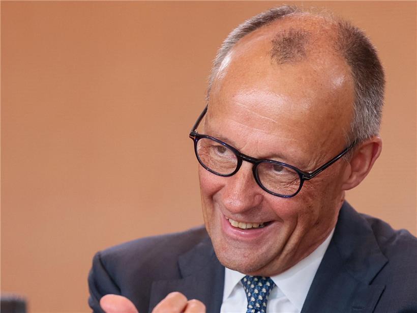 Friedrich Merz, deutscher Kanzler seit einem Jahr, spricht vor Union-Anhängern trotz niedriger Beliebtheitswerte.