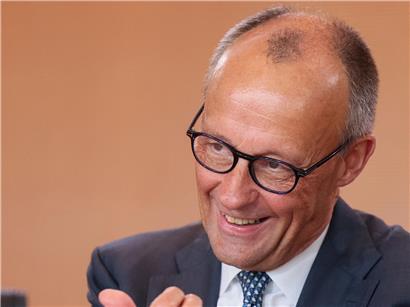 Friedrich Merz, deutscher Kanzler seit einem Jahr, spricht vor Union-Anhängern trotz niedriger Beliebtheitswerte.