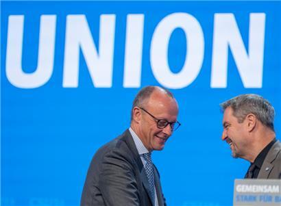 Friedrich Merz (l.), CDU-Bundesvorsitzender und Unionsfraktionsvorsitzender, und Markus Söder, Vorsitzender der CSU, stehen auf dem Parteitag der CSU zusammen auf der Bühne
