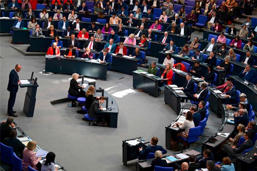 Friedrich Merz (l.) warb während der Bundestagsdebatte am Dienstag für die Grundgesetzänderung
