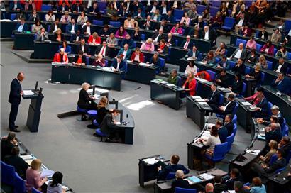 Friedrich Merz (l.) warb während der Bundestagsdebatte am Dienstag für die Grundgesetzänderung
