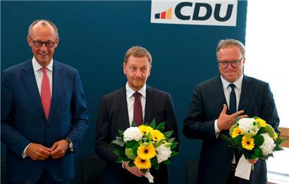 Friedrich Merz mit den Spitzenkandidaten seiner Partei für die Landtagswahl, dem sächsischen Ministerpräsidenten Michael Kretschmer und dem Thüringer Mario Voigt. Merz positionierte seine CDU als „das letzte Bollwerk aus der demokratischen Mitte“.
