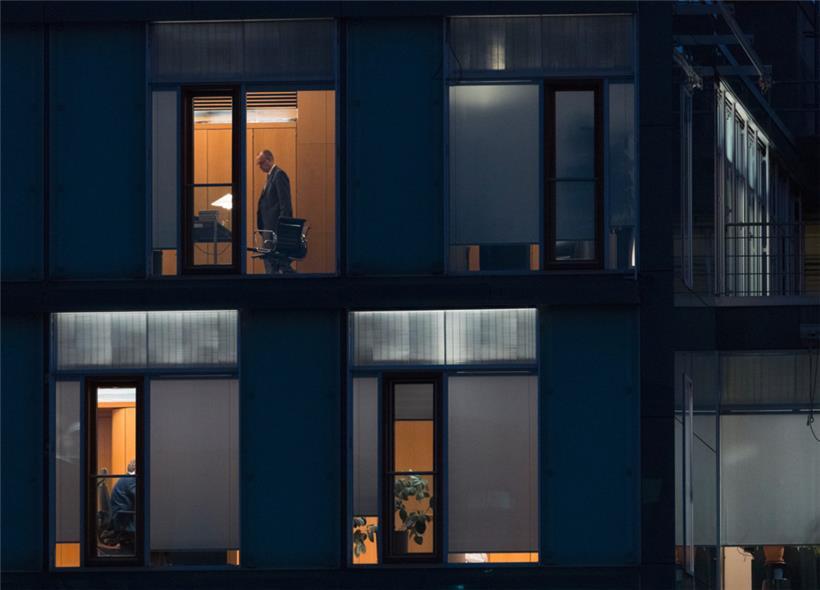 Friedrich Merz (oben l.), Kanzlerkandidat der Union, Fraktionsvorsitzender der Union und Bundesvorsitzender der CDU, und Lars Klingbeil (l.), Franktionsvorsitzender der SPD und Bundesvorsitzender, sind in Büros des Jakob-Kaiser-Hauses während der Sondierungsgespräche zwischen der Union und SPD.
