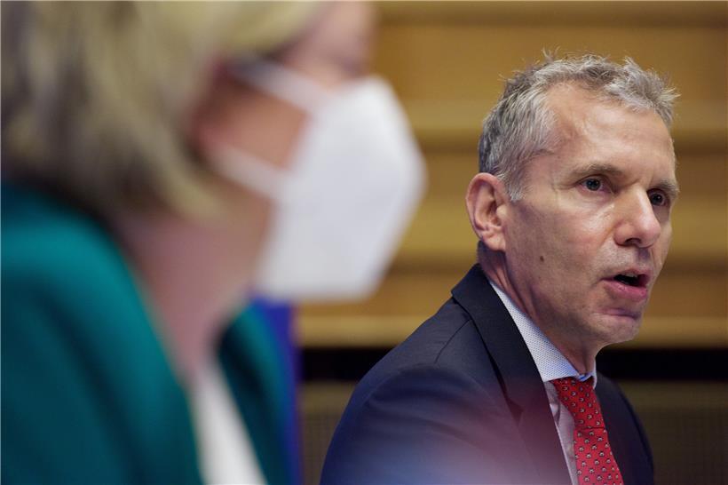 Friedrich Mühlschlegel und Gesundheitsministerin Paulette Lenert bei der Pressek...