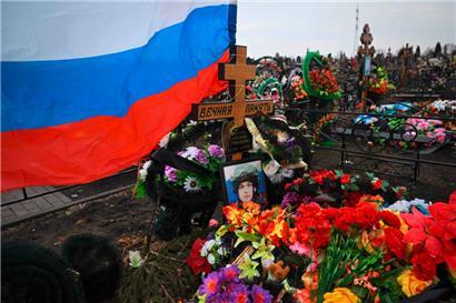 Frische Soldatengräber auf dem Friedhof von Jefremow: Der russische Staat geht gegen jeden vor, der seinen brutalen Angriffskrieg in der Ukraine infrage stellt

