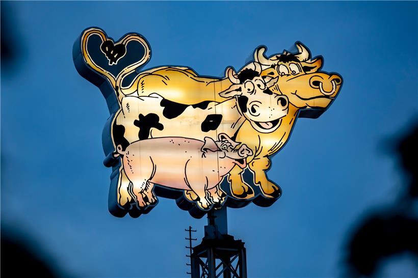 Fröhlich dreinblickende Tiere am Gebäude des Fleischwerks Tönnies im Kreis Gütersloh
