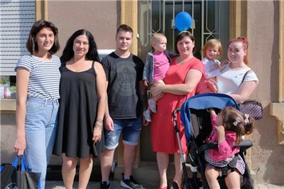 Froh über das neue Zuhause: (v.l.n.r.) Karima, Natalia, Andrey, Emilia, Anna, Milana, Natalia, Polina (im Kinderwagen). Auf dem Bild fehlt Kristina.
