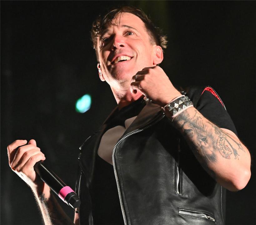 Froh, wieder auf Tour zu sein: Sänger Benjamin Kowalewicz erwähnt die mehrfachen Absagen des am Dienstagabend endlich nachgeholten Konzerts
