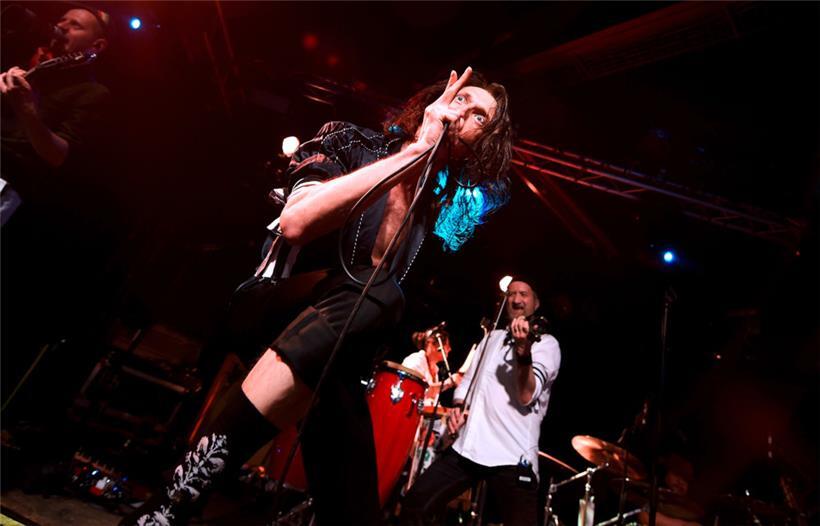 Frontmann Eugene Hütz 2017 im Atelier
