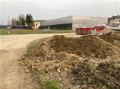 Früher wurden hier die Fußballschlachten der AS Differdingen geschlagen. 2017 begannen die Abrissarbeiten und „Bolchen“ verschwand. Auf dem Gelände steht derzeit nur das Differdinger Jugendhaus. In Zukunft soll hier ein Freizeitareal entstehen.
