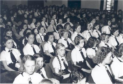 Führergeburtstag, Aufnahme der Zehnjährigen in die HJ, Gewerbeschule, April 1944
