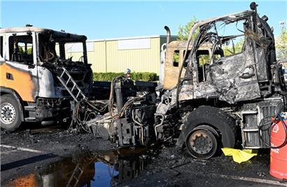 Fünf Laster fielen den Flammen zum Opfer
