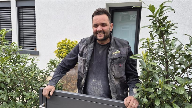 Hoffnung auf Besserung: Schausteller und Einwohner über den Umzug Bruno Sousa freut sich auf den schnellen Umzug und packt motiviert Kisten in sein neues Zuhause