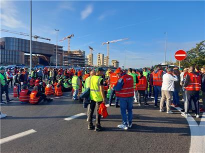 Für Autos gab es am frühen Freitagmorgen am Findel kein Durchkommen
