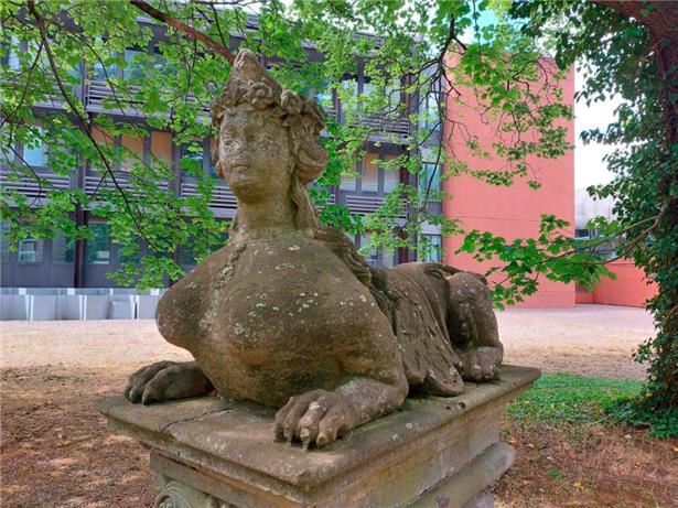 Für Besucher schwer zu finden: eine der beiden Sphinx-Statuen von Schloss Berwart
