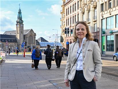 Corinne Cahen am Hauptbahnhof mit Blick auf das Potenzial der umliegenden Stadtentwicklung