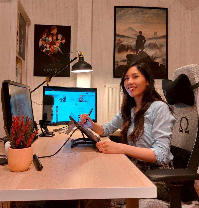 Für Cynthia Schmitz ist ihr Schlafzimmer zugleich auch ihr Büro. Für ihre Arbeit hat sie einen Computer, drei Monitore und ein Graphic Tablet, auf dem sie zeichnet.
