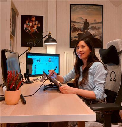 Für Cynthia Schmitz ist ihr Schlafzimmer zugleich auch ihr Büro. Für ihre Arbeit hat sie einen Computer, drei Monitore und ein Graphic Tablet, auf dem sie zeichnet.
