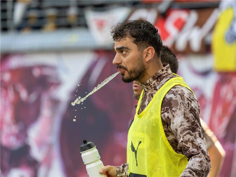 Danel Sinani im Trikot des FC St. Pauli beim wichtigen Fußball-Showdown am kommenden Wochenende