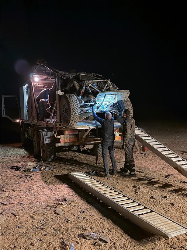 Grégoire bei Rallye Dakar mit mehreren Überschlägen im Offroad-Rennen unter schwierigen Bedingungen