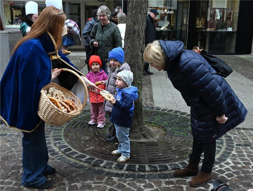 Frisch gebackene Brezel auf Holztisch, beliebter Snack für Groß und Klein bei Familienfesten