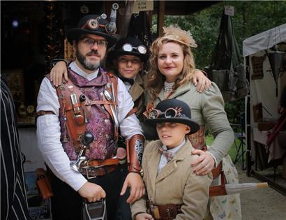 Für Gunther Verbelen, Ellen Heylen und ihre Söhne Victor und William ist die Steampunk-Convention eine Familienangelegenheit
