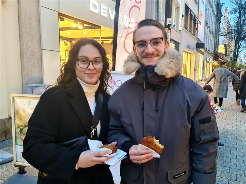 Für Jessica und David gehört ein „Gromperkichelchen“ auf dem Weihnachtsmarkt einfach dazu
