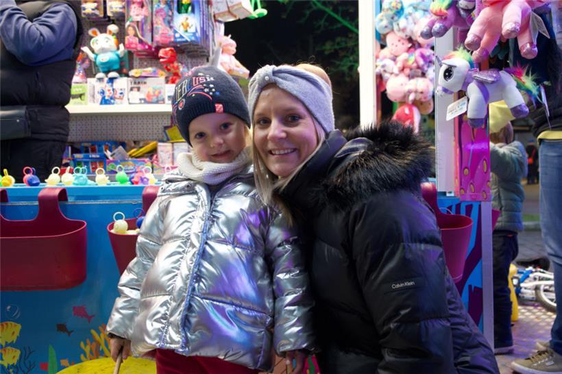 Für Jill und ihre Tochter Lena gehören das Entenangeln zu den Kirmes-Highlights