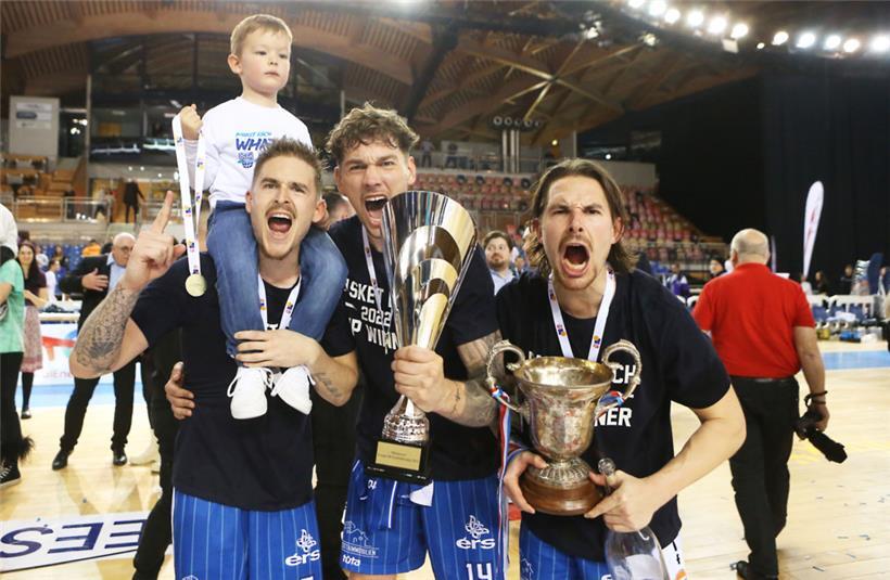 Für Joé Biever (mit Sohn Leo), Alex Rodenbourg und Pit Biever gibt es nichts Schöneres, als gemeinsam den ersten „richtigen“ Titel zu feiern
