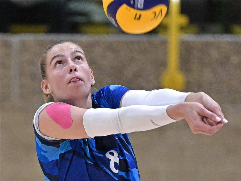 Lara Picht jubelt mit Pokal – erster Karrieretitel im Sport gefeiert