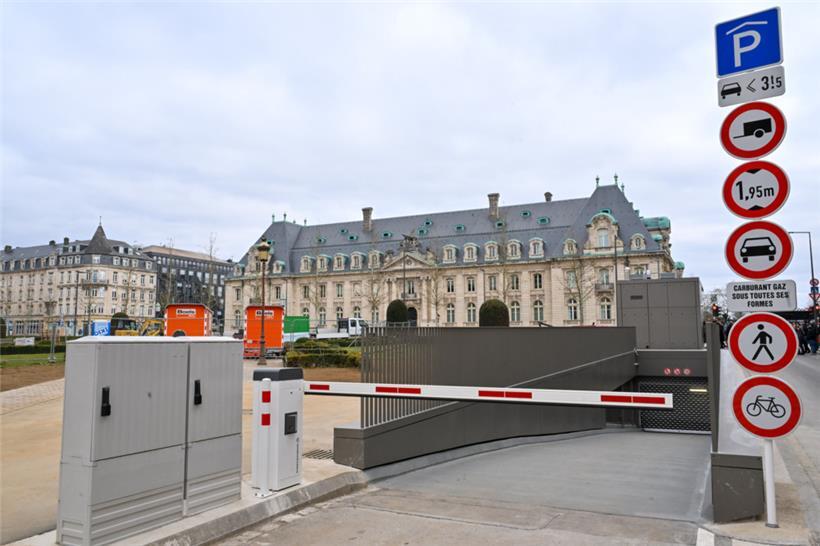 Für Personen ohne Abo befindet sich der Eingang zum Parkhaus immer noch gegenüber der „Zithaklinik“ in der kleinen Seitenstraße rue du Plébiscite
