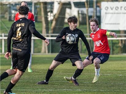 Petingen Fußballteam in schwarzer Trikotfarbe vor wichtigen Spielen gegen Mamer, Racing, Rodange und Canach im Abstiegskampf
