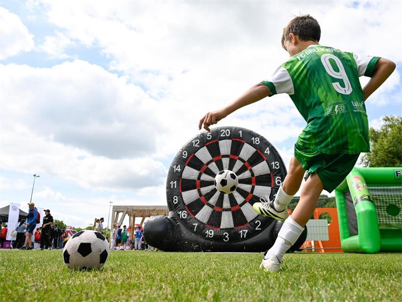 Fußball-Darts Spielbrett für Präzisionsschützen mit schwarz-roten Zielmarkierungen und weißen Zahlen