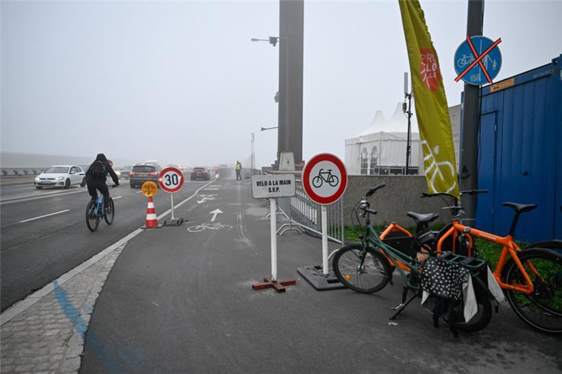 Für Radfahrerinnen und Radfahrer heißt es: „Vélo à la main s’il-vous-plaît“