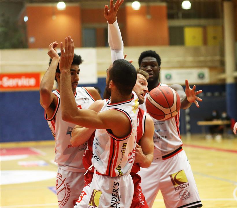 Für Raphaël Martin (in Rot) und die Musel Pikes geht es genauso wie für die Arantia Fels (in Weiß) um wichtige Punkte für das Titel-Play-off
