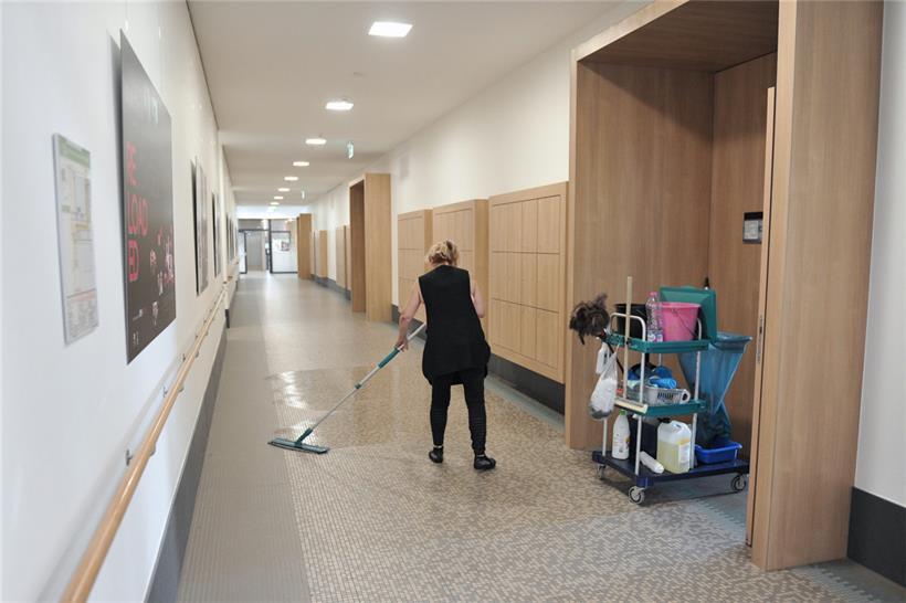 Für Reinigungsfachkräfte in Büros und Schulen beginnt die Arbeit oft erst dann, wenn sie für andere bereits vorbei ist
