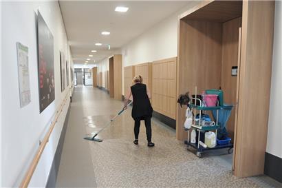 Für Reinigungsfachkräfte in Büros und Schulen beginnt die Arbeit oft erst dann, wenn sie für andere bereits vorbei ist
