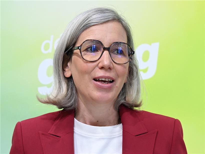 Sam Tanson vor dem Sportmuseum, symbolisch für offene Fragen in der Causa Sportmuseum